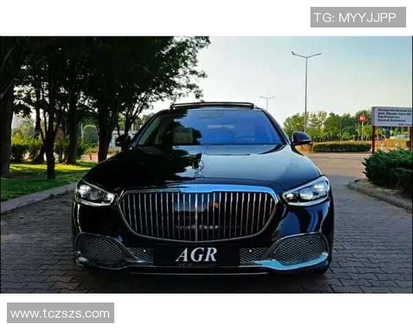 足球明星驾驭奢华迈巴赫展现风采与实力的完美结合